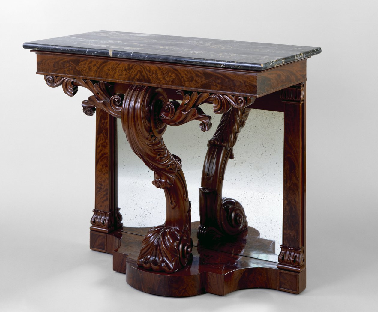 Pier Table, ca. 1825-1830 (mahogni; kirsebær, tulipanpoppel, marmor, speilglass) av American School