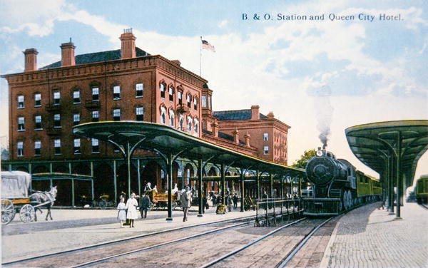 Postkort fra Baltimore og Ohio Railroad Station og Queen City Hotel, Cumberland, Maryland, ca. 1910 (farge litho) av American School