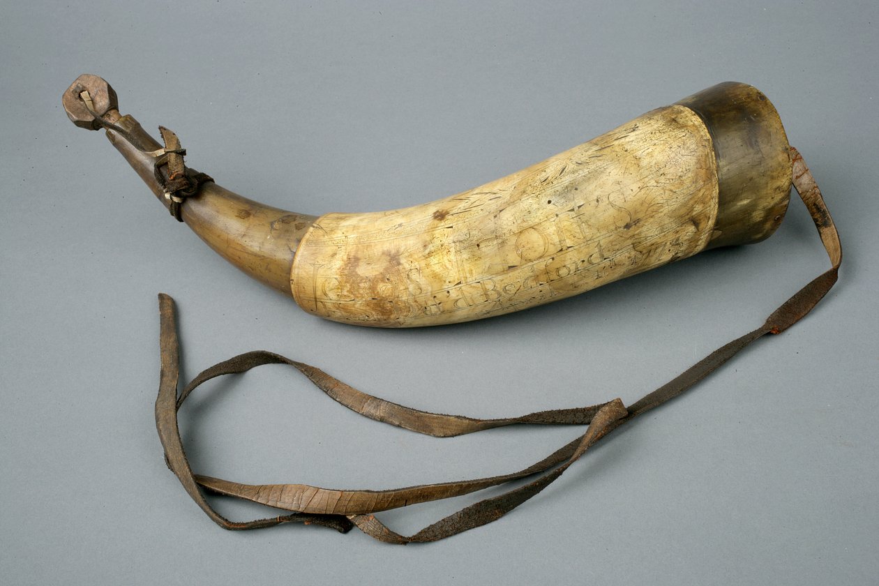 Pulverhorn med stropp og stopper, 1773 (horn, tre, lær og metall) av American School