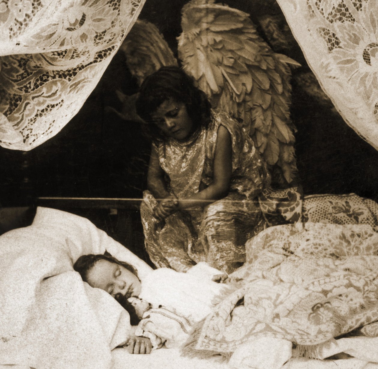 Sovende jente blir overvåket av sin skytsengel, 1898 (stereograf) av American School