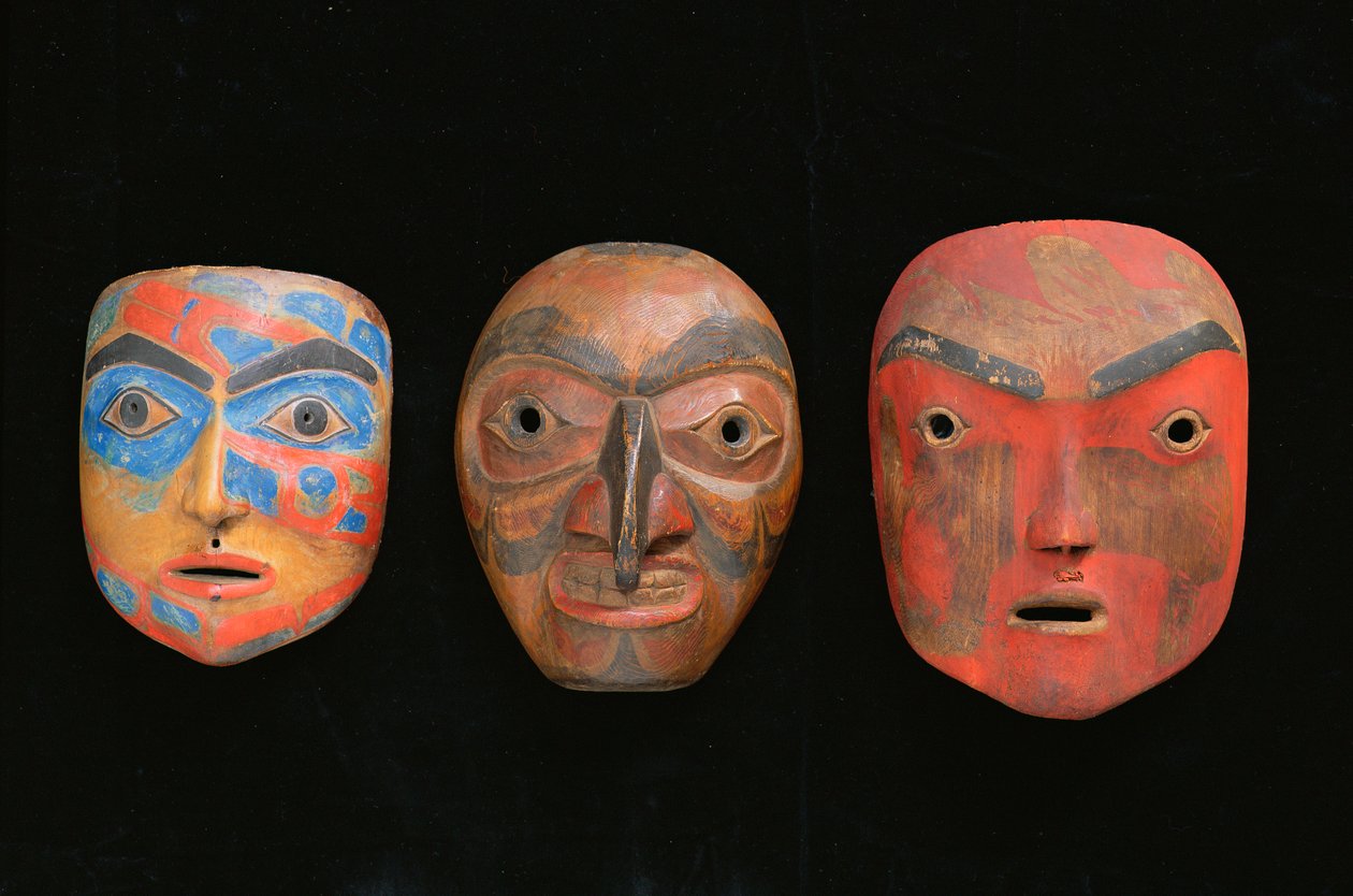 Tre sjamanmasker (malt terrakotta) av American School
