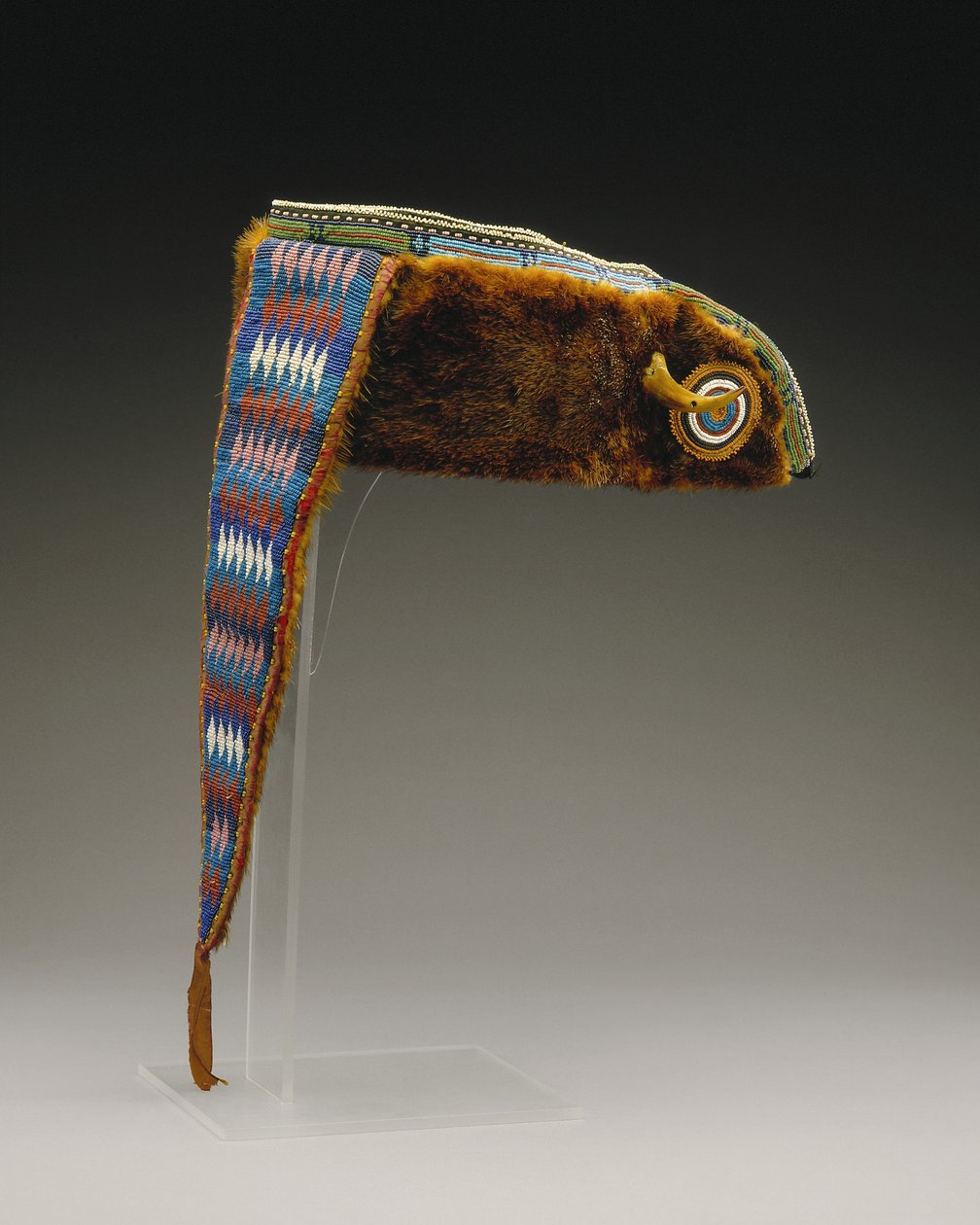 Turban, Mesquakie, ca. 1880 (otterskinn, bomullsstoff, silkebånd, glassperler og bjørneklo) av American School