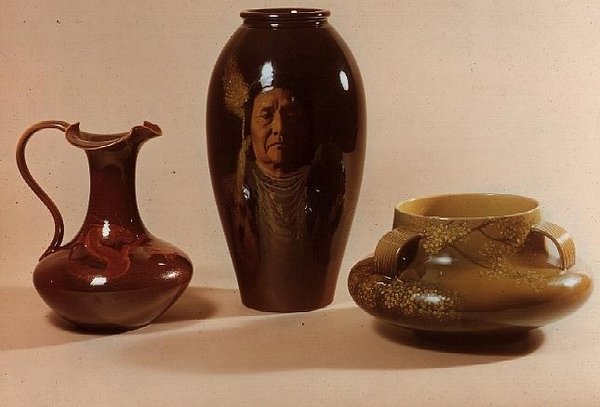 Vase med portrett av høvding Joseph av Nez Perce-stammen, signert av W.P.Macdonald; ær med dragemotiv markert med initialer av Albert R.Valentien; bolle med japansk blomstermotiv (keramikk) av American School