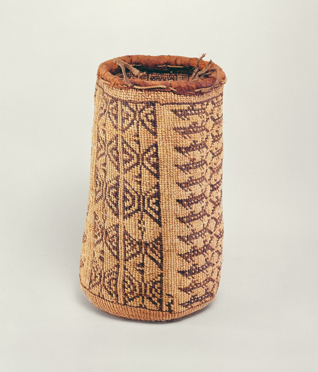Wasco lommebokkurv, fra Northwest American Coast (vevd fiber) av American School