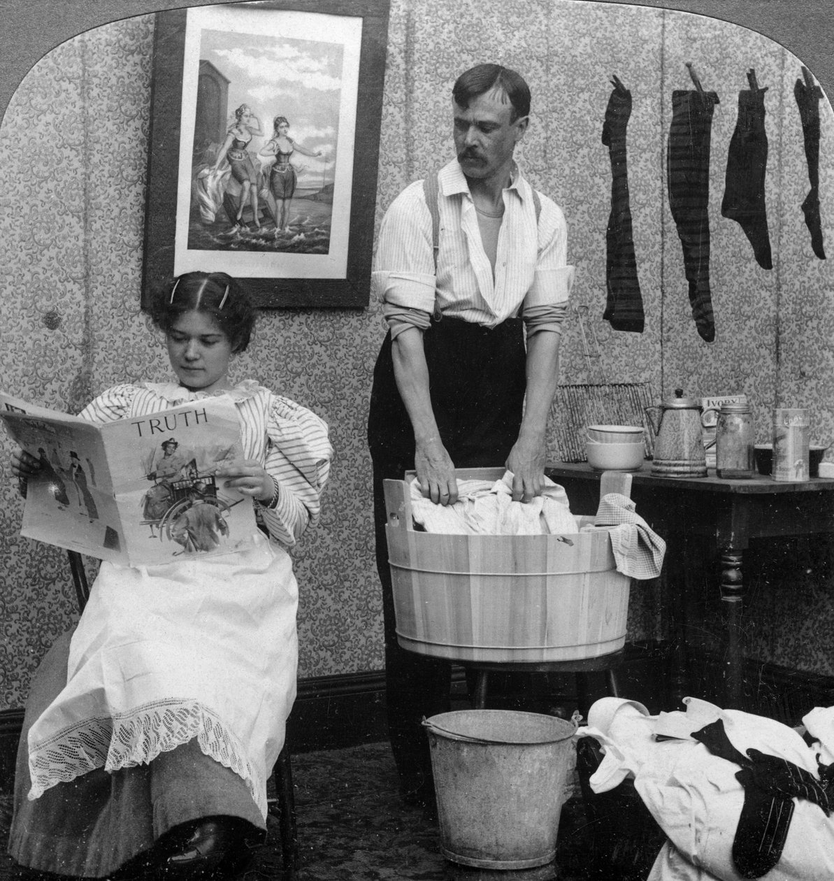Den nye kvinnen, vaskedagen. av American Stereoscopic Company