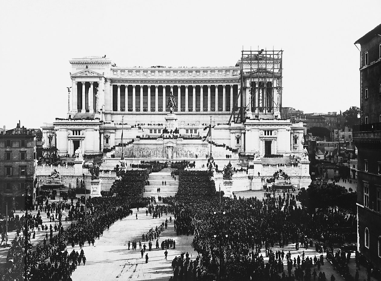 Fascistisk feiring til minne om den ukjente soldaten ved Altare della Patria (fedrelandets alter) i Roma, 04/11/1922 (s/hvitt foto) av Anderson Anderson