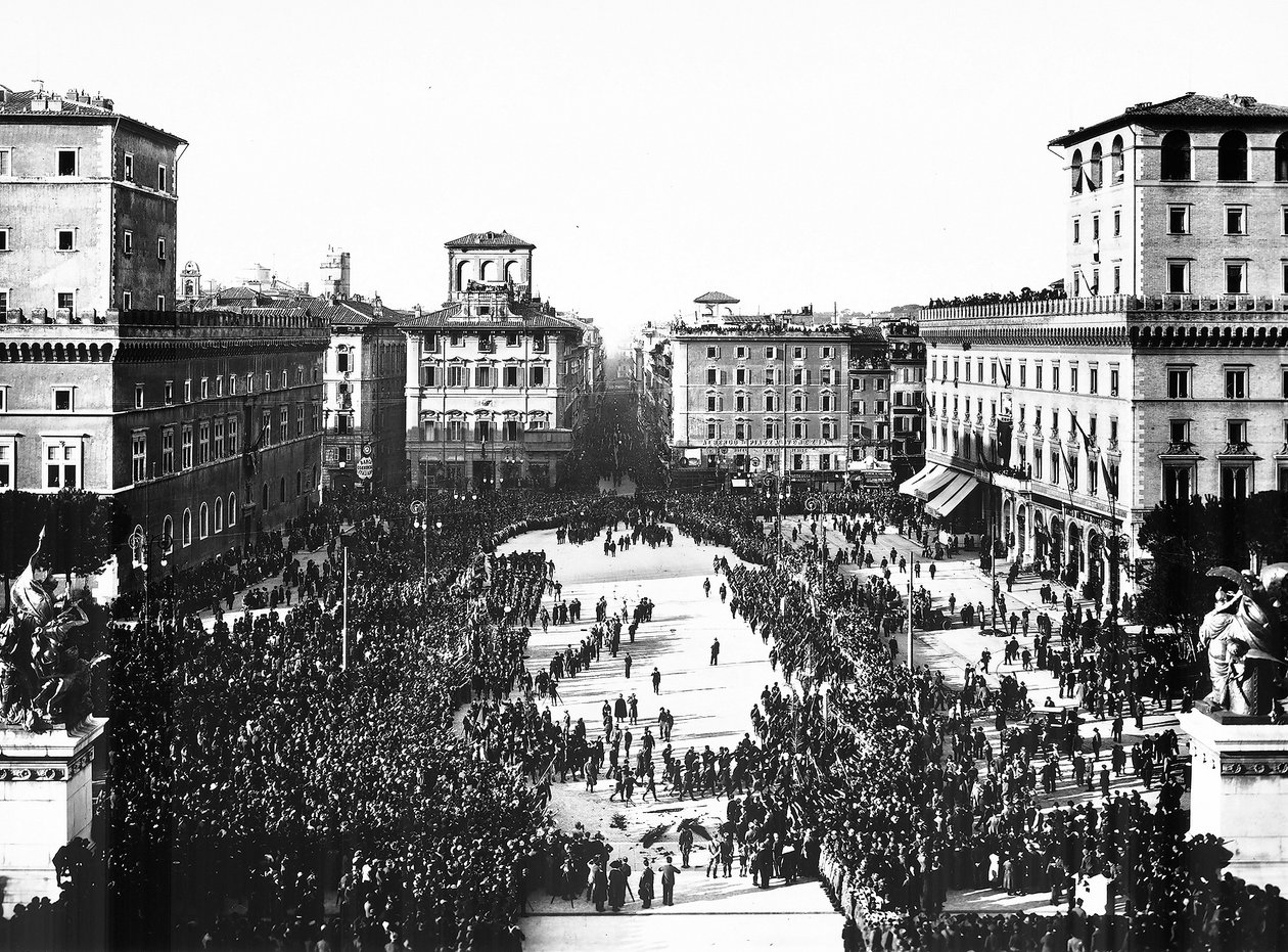 Piazza Venezia i Roma under den fascistiske feiringen til minne om den ukjente soldaten ved Altare della Patria (fedrelandets alter), 04/11/1922 (s/hv-bilde) av Anderson Anderson