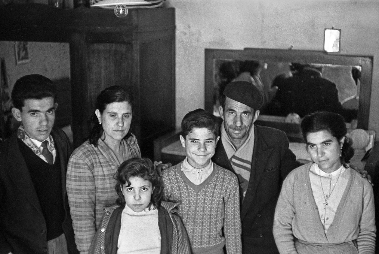 FAMILIEGRUPPE I ET INTERIØR av Ando Gilardi