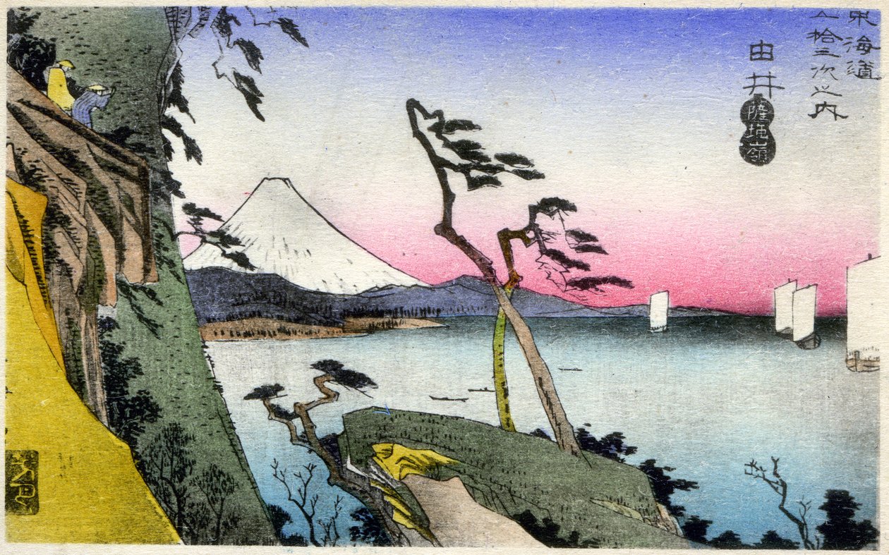 Geografi. Japan. Yui, utsikt over Fuji, snødekt, fra Satta-toge, med utsikt over Saruga Bay. (17. stasjon). Tresnitt av Hiroshige i: Fifty Three Stations of the Tokaido (1833-1834). Postkort, Japan, ca. 1900 (postkort) av Ando or Utagawa (after) Hiroshige