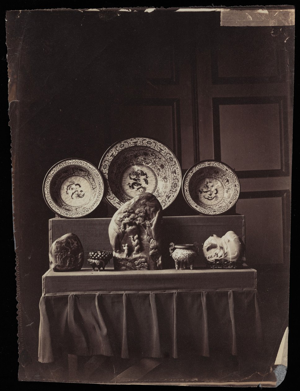 Utstilling i keiserinne Eugenies kinesiske museum i Fontainebleau, ca. 1861 (albumintrykk) av Andre Adolphe Eugene Disderi
