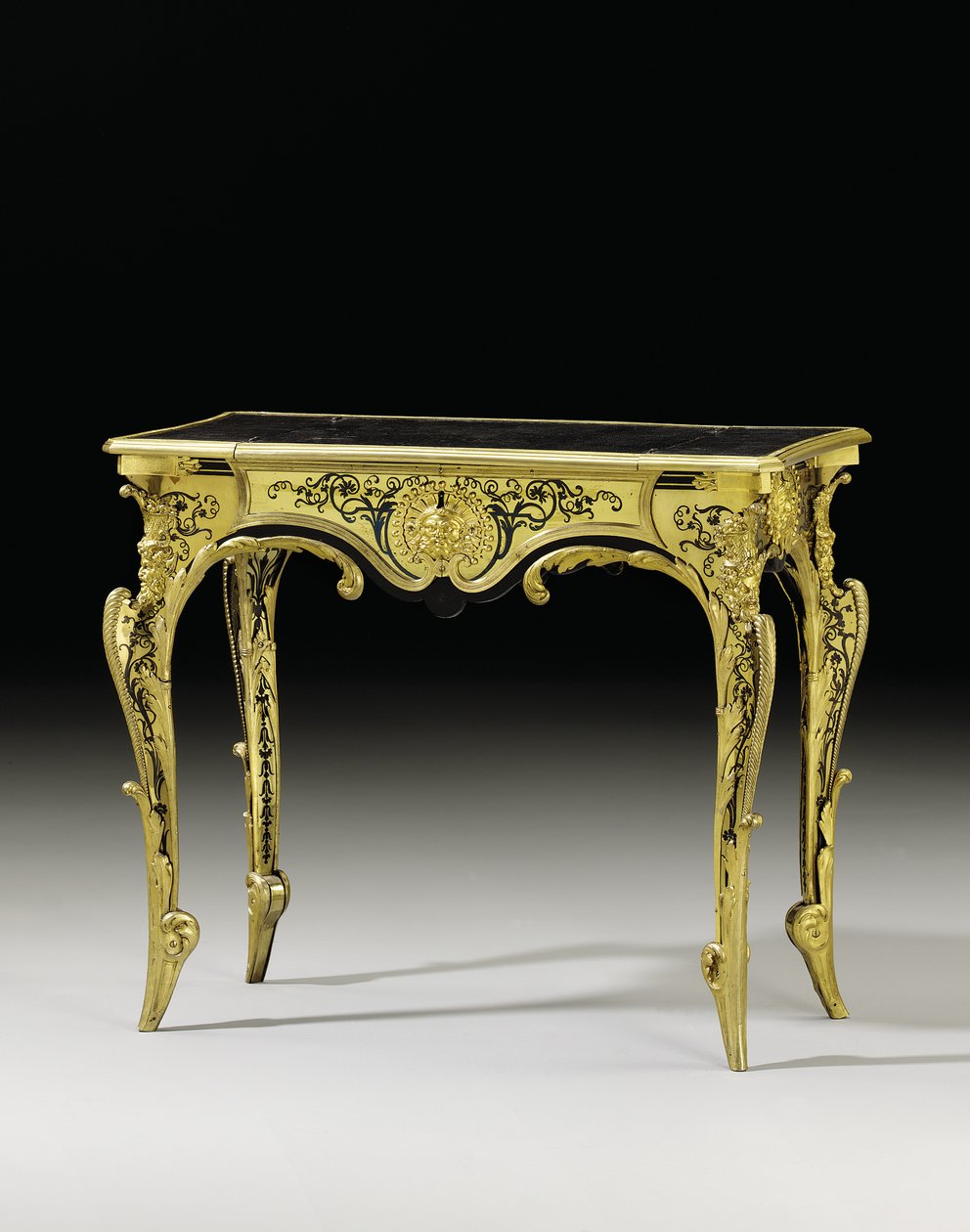 Louis XIV bureau plat, ca. 1700 (ormolu, skilpaddeskall, ibenholt, messing og blåfarget horn) av Andre Charles (attr. to) Boulle