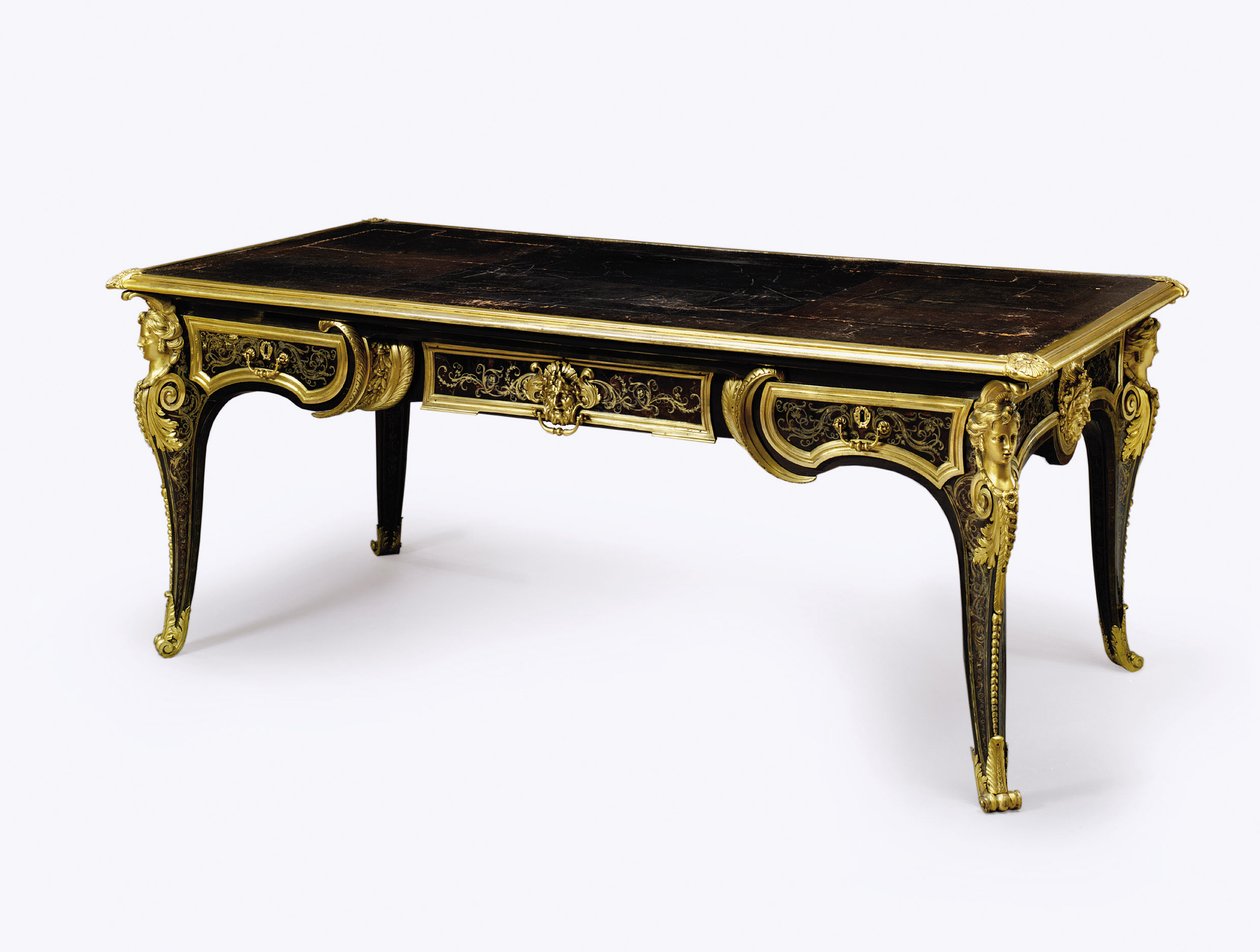 Louis XIV ormolu-montert brunt skilpaddeskall byråplate, ca. 1710 (ormolu, messinginnlegg, skilpaddeskall og lær) (se også 360582) av Andre Charles (attr. to) Boulle
