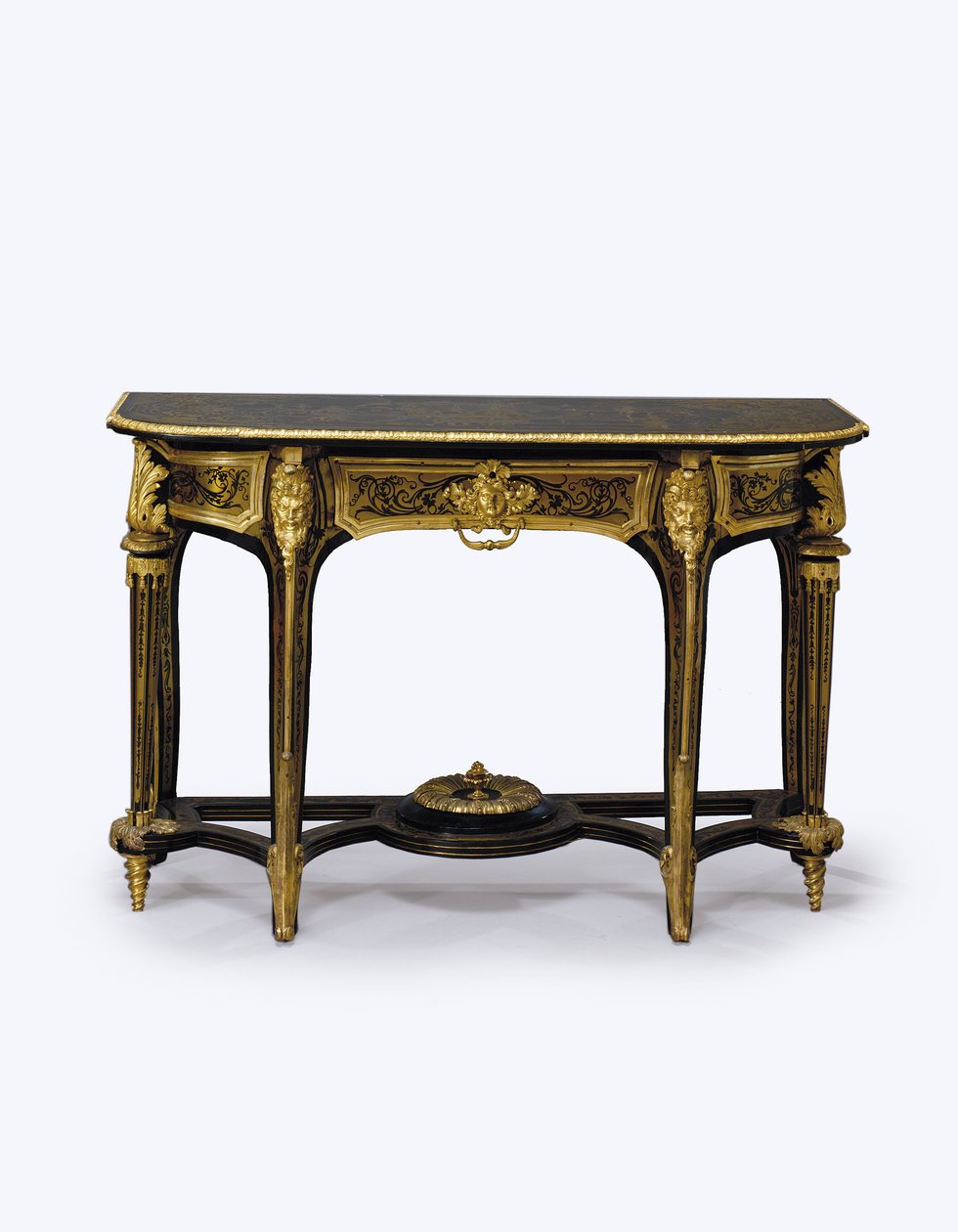 Ett av et par ormolu-monterte brune skilpaddeskall bryggebord, ca. 1710 (ormolu, messinginnlegg, skilpaddeskall og lær) (se også 360580) av Andre Charles (attr. to) Boulle