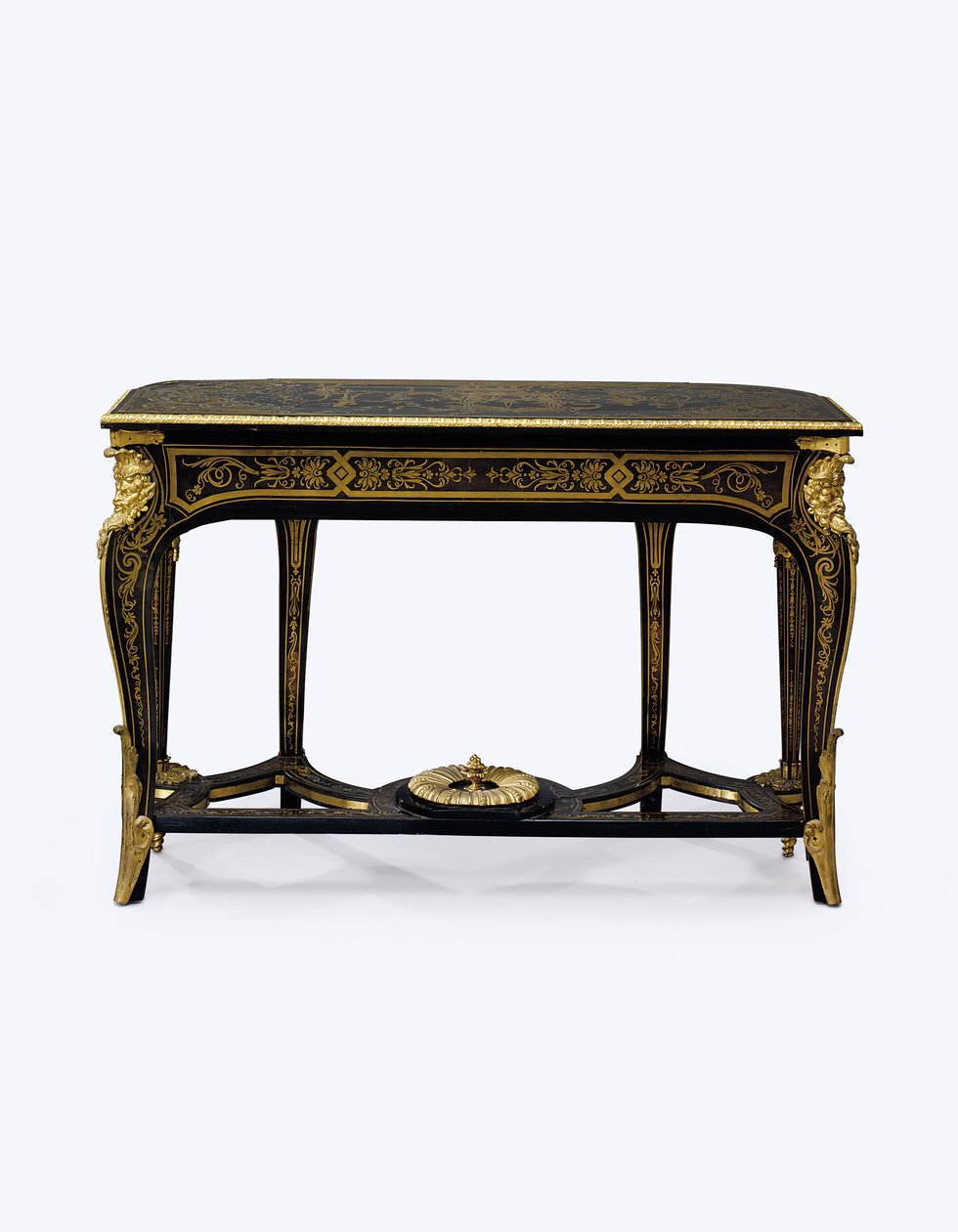 Ett av et par ormolu-monterte brune skilpaddeskall bryggebord, ca. 1710 (ormolu, messinginnlegg, skilpaddeskall og lær) (se også 360579) av Andre Charles (attr. to) Boulle
