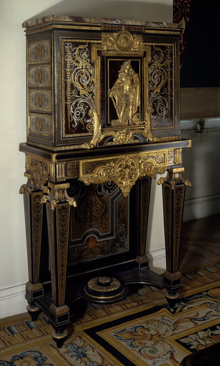 Art France: Kabinett pryder figuren til kong Ludvig XIV (1638-1715) i Hercules Gaulois. Møbler av Andre Boulle (1642-1733) rundt 1700. Høyde: 1,87m. Paris, Musée du Louvre av Andre Charles Boulle