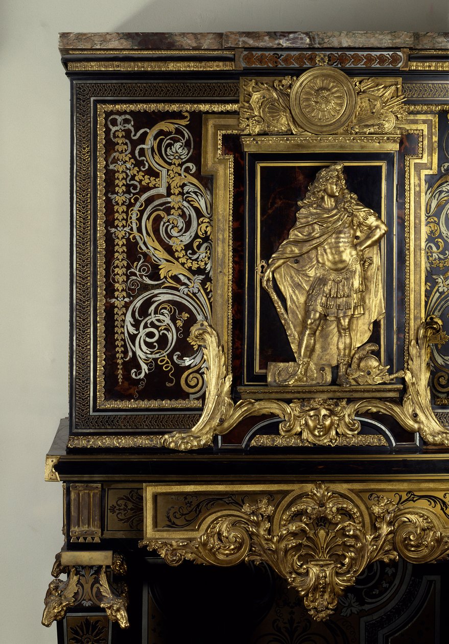 Art France: Kabinett pryder figuren til kong Ludvig XIV (1638-1715) i Hercules Gaulois. Detalj. Møbler av Andre Boulle (1642-1733) rundt 1700. Høyde: 1,87m. Paris, Musée du Louvre av Andre Charles Boulle