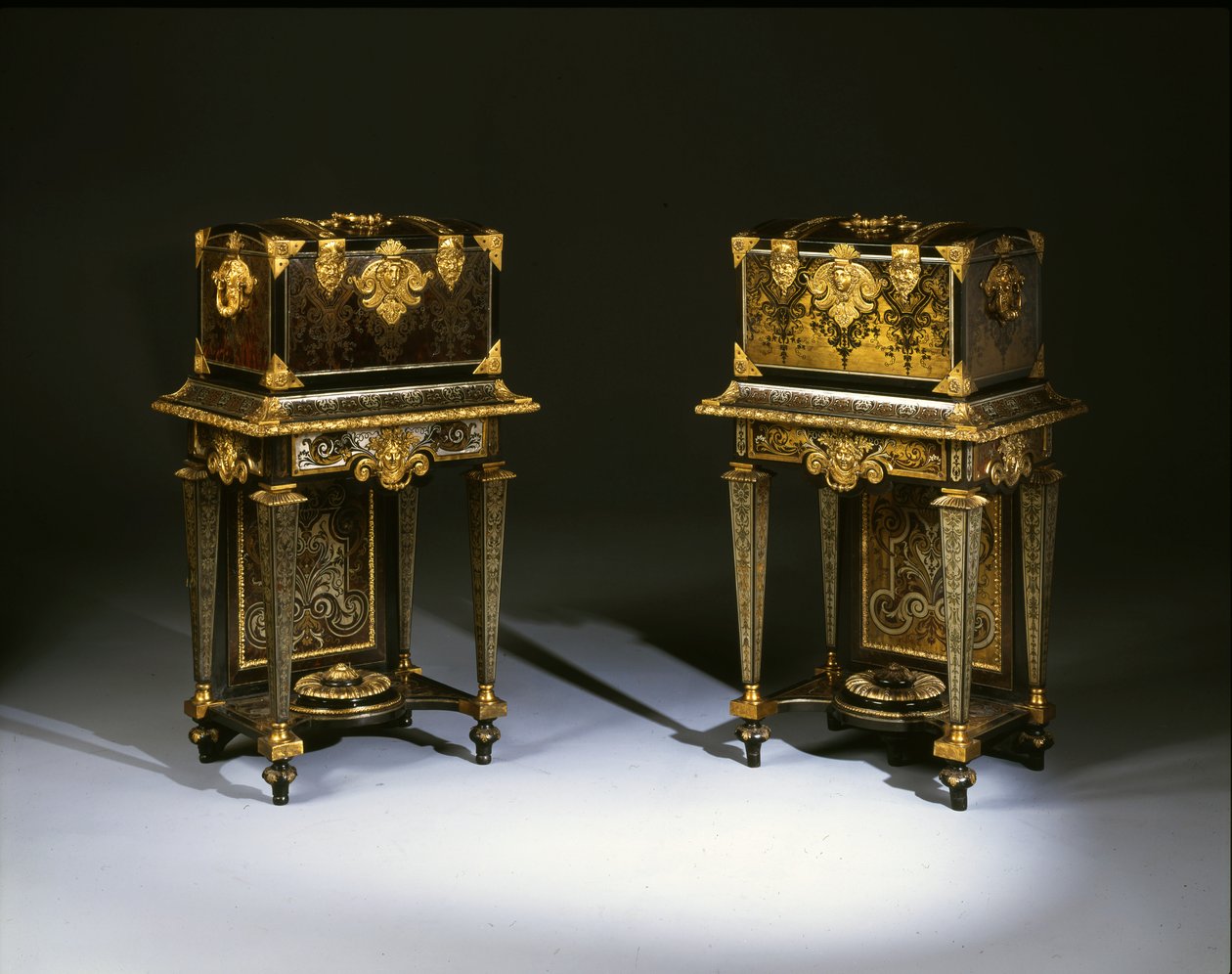 Et par Louis XIV toalettkister av Andre Charles Boulle
