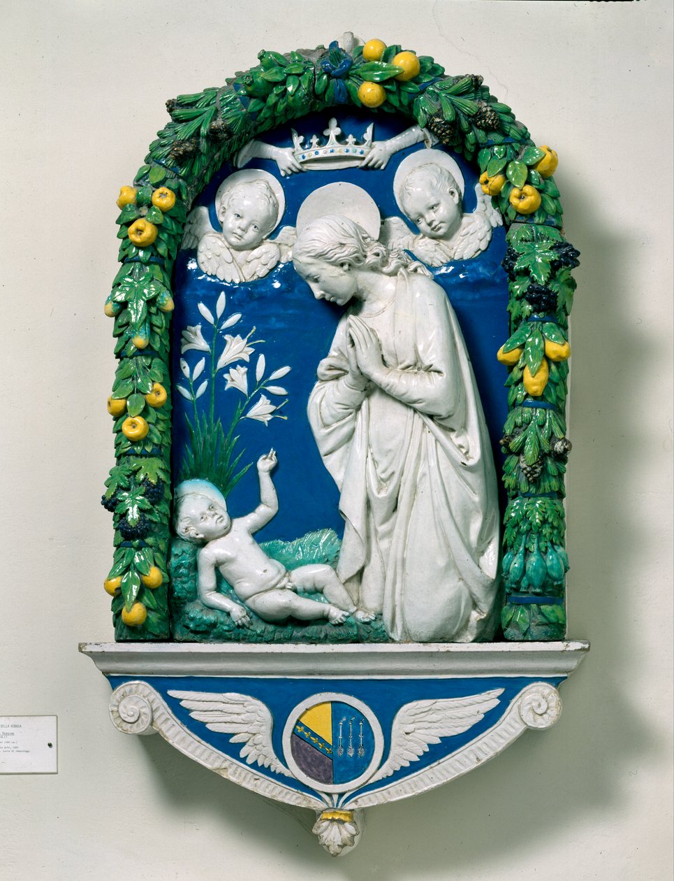 Jomfruens tilbedelse (The Madonna of the Lilies) av Andrea Della Robbia