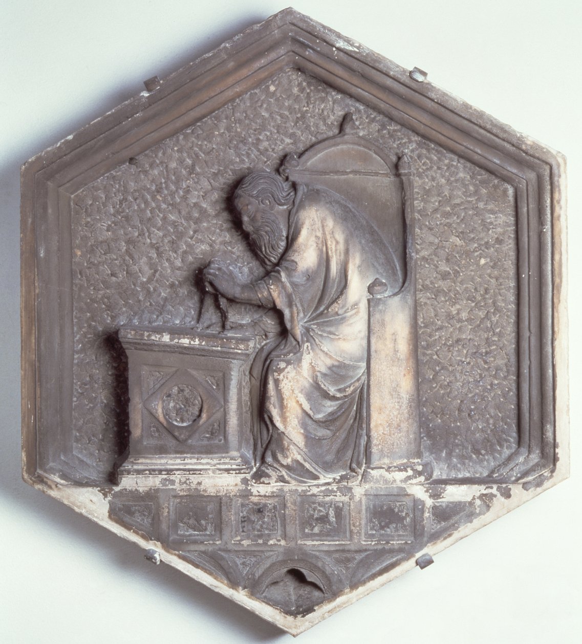 The Art of Architecture, sekskantet dekorativ relieffflis fra en serie som viser utøverne av kunst og vitenskap, muligens basert på design av Giotto (ca. 1266-1337) ca. 1334-1348 (marmor) av Andrea Pisano