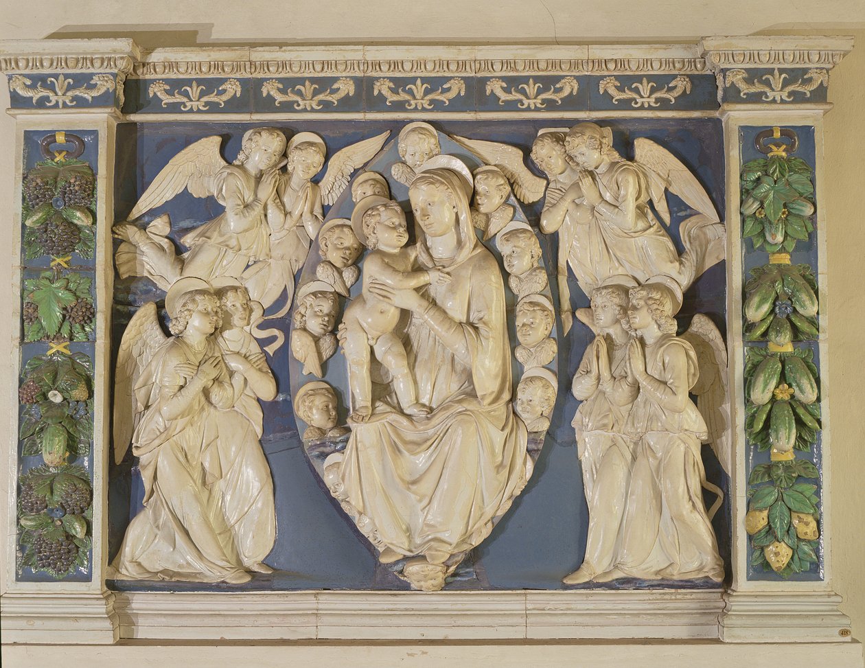Madonna med barn med engler (glasert terrakotta) av Andrea Della Robbia