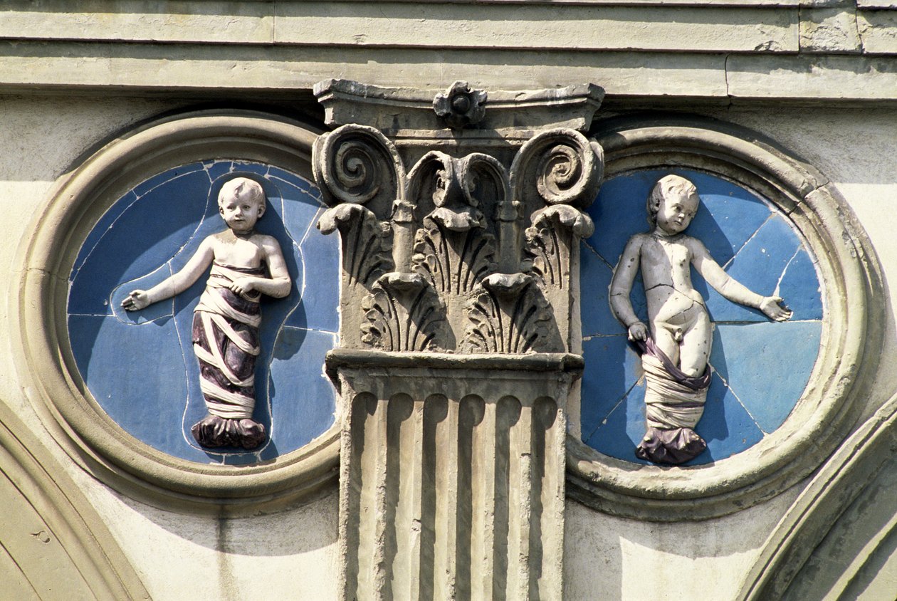 Runddel og pilaster fra en spandrel på loggiaen, ca. 1420 av Andrea Della Robbia