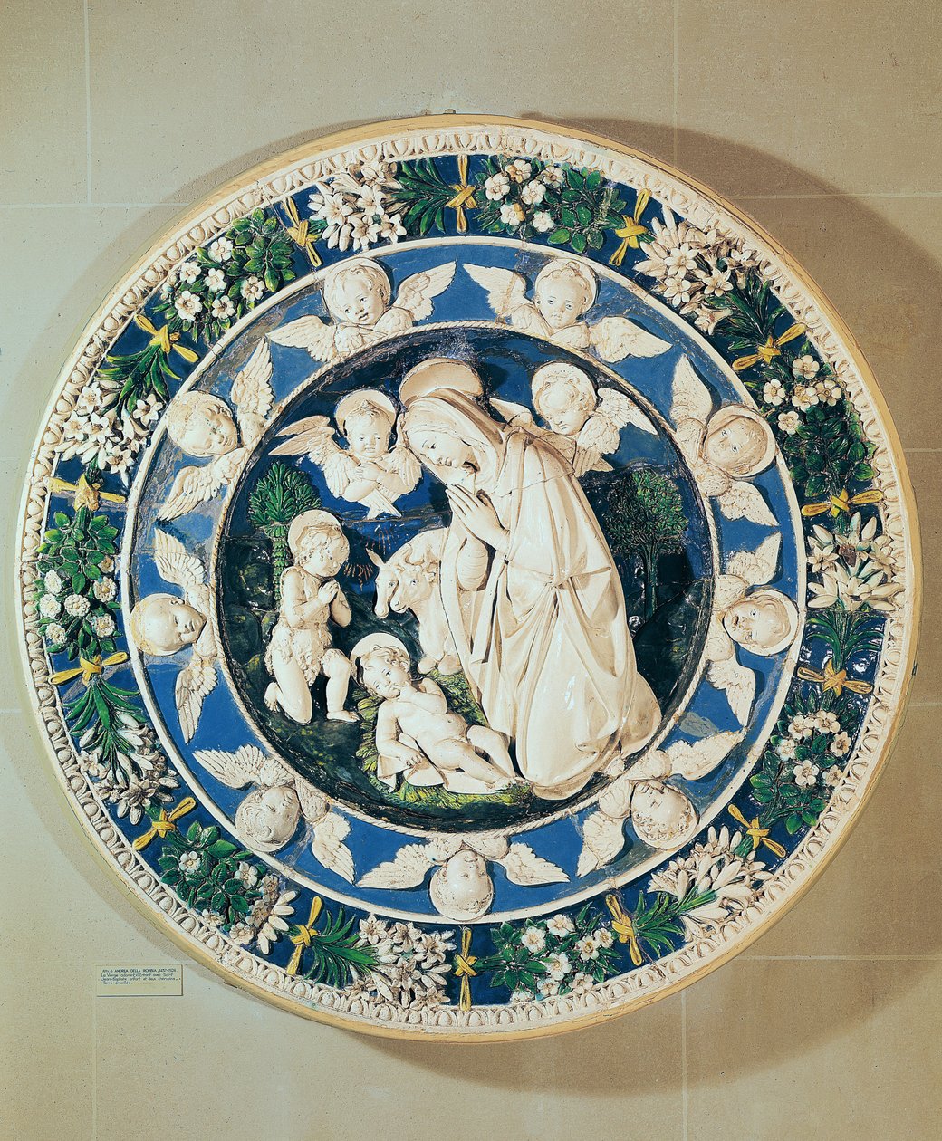 Tilbedelse av jomfruen med døperen Johannes og to kjeruber (polykrom glasert terrakotta) av Andrea Della Robbia