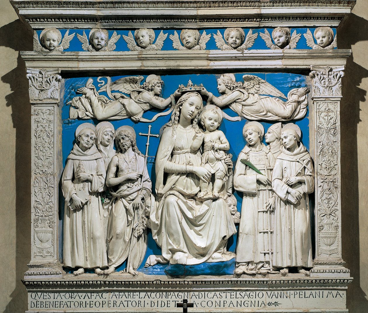 Madonna og barn med hellige, av Andrea della Robbia (1435-1525), glasert keramikk, Medici-kapellet, Santa Croce-kirken, Firenze, Italia av Andrea Della Robbia