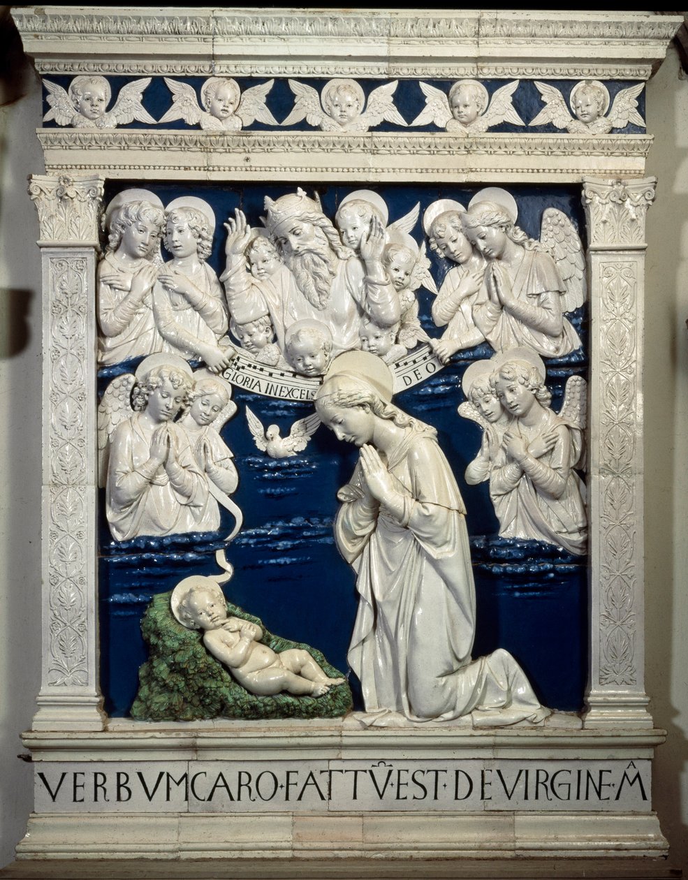 Nativitten. Representasjon av den hellige treenighet med Gud, Jesus Kristus og Den hellige ånds due. Høyrelieff keramikk av Andrea della Robbia av Andrea Della Robbia