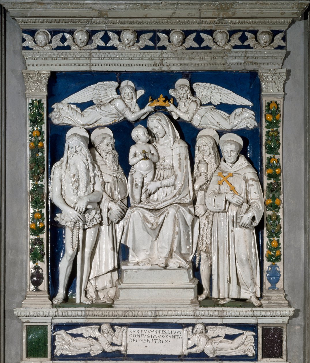Tilfluktens jomfru Jomfru Maria og Jesusbarnet omgitt av den hellige Onuphre den anachorete (eller den store), den hellige Antonius den store» (den hellige Antonius Abbe (250/251-356) (eller den hellige eremitten Antonius), den hellige Maria Magdalena og S av Andrea Della Robbia