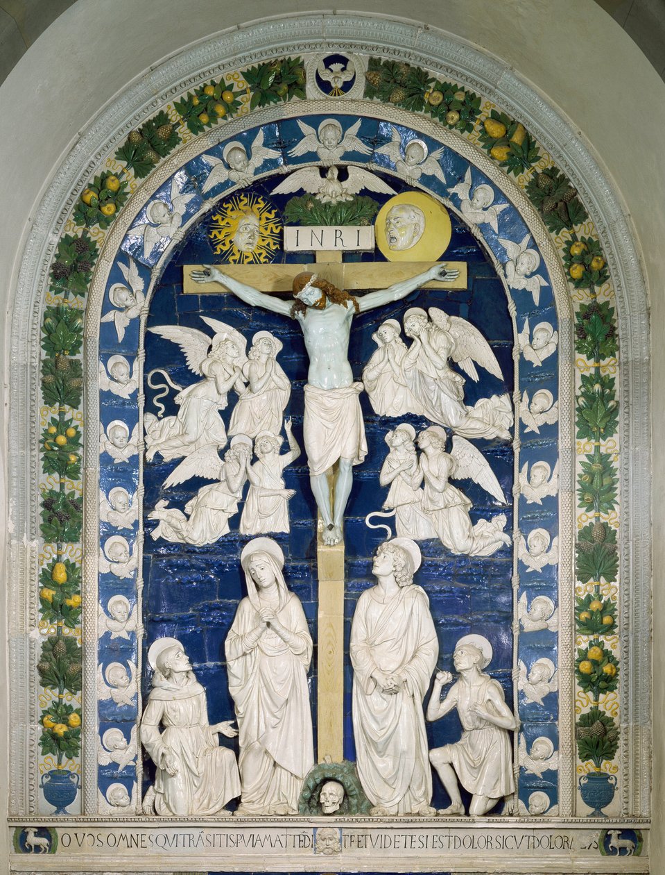 Korsfestelsen med Saint Francois av Assisi, Saint John Evangelist og Saint Jerome skrev INRI (INRI) på korset. Høyrelieff keramikk av Andrea della Robbia (1435-1525) rundt 1481 Dim. 565x420 cm Santuario della Verna, Italia av Andrea Della Robbia