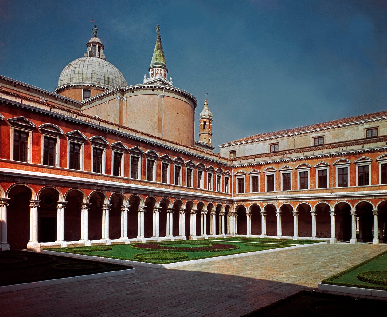 Renessansearkitektur: utsikt over klosteret til kirken San Giorgio Maggiore (Saint George the Major) designet av arkitekten Andrea di Pietro della Gondola dit Palladio (1508-1580) 1566 Venezia (Venezia), Italia av Andrea Palladio