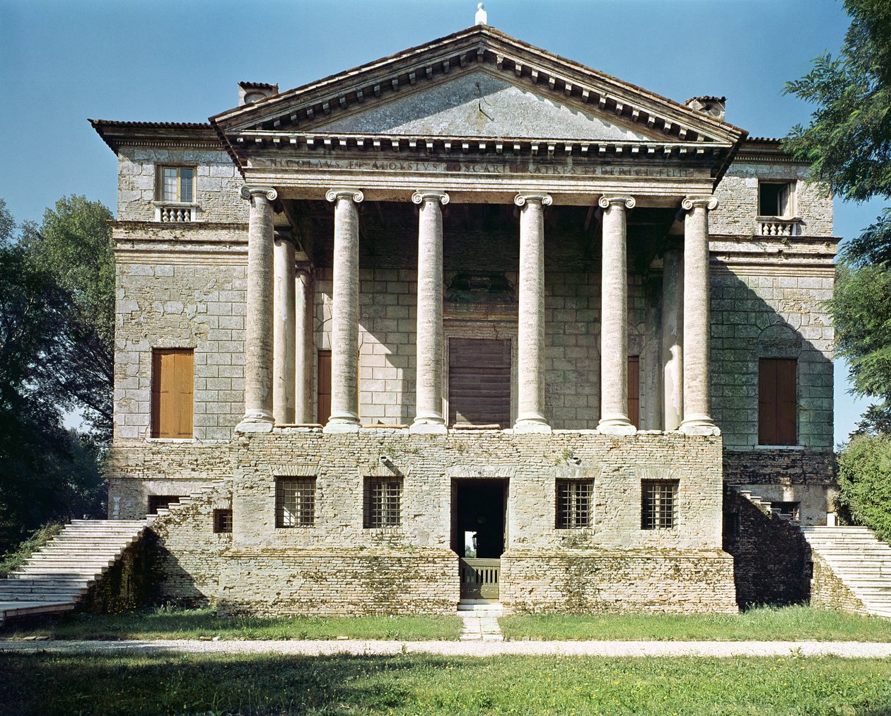 Utsikt over hovedfasaden, bygget i 1559-60 av Andrea Palladio