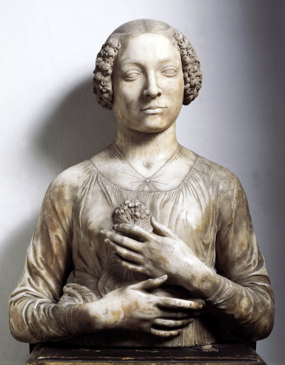 Kvinne med en haug med blomster Marmorskulptur av Andrea di Francesco di Cione dit il Verrocchio (1435-1488) 1475-1480 ca. Søn 58 cm Firenze, Bargello nasjonalmuseum av Andrea del Verrocchio