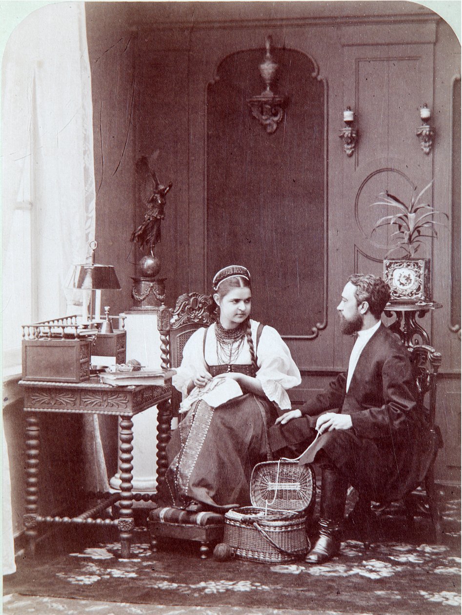Komposisjon à la russe: interiør i en russisk bolig med mann og kvinne som broderer og kledd i tradisjonell drakt. Fotografi av Andrei Osipovich Karelin (1837-1906), år 1870-1880. Statens historiske museum, Moskva Komposisjon på russisk. Albumin av Andrei Osipovich Karelin