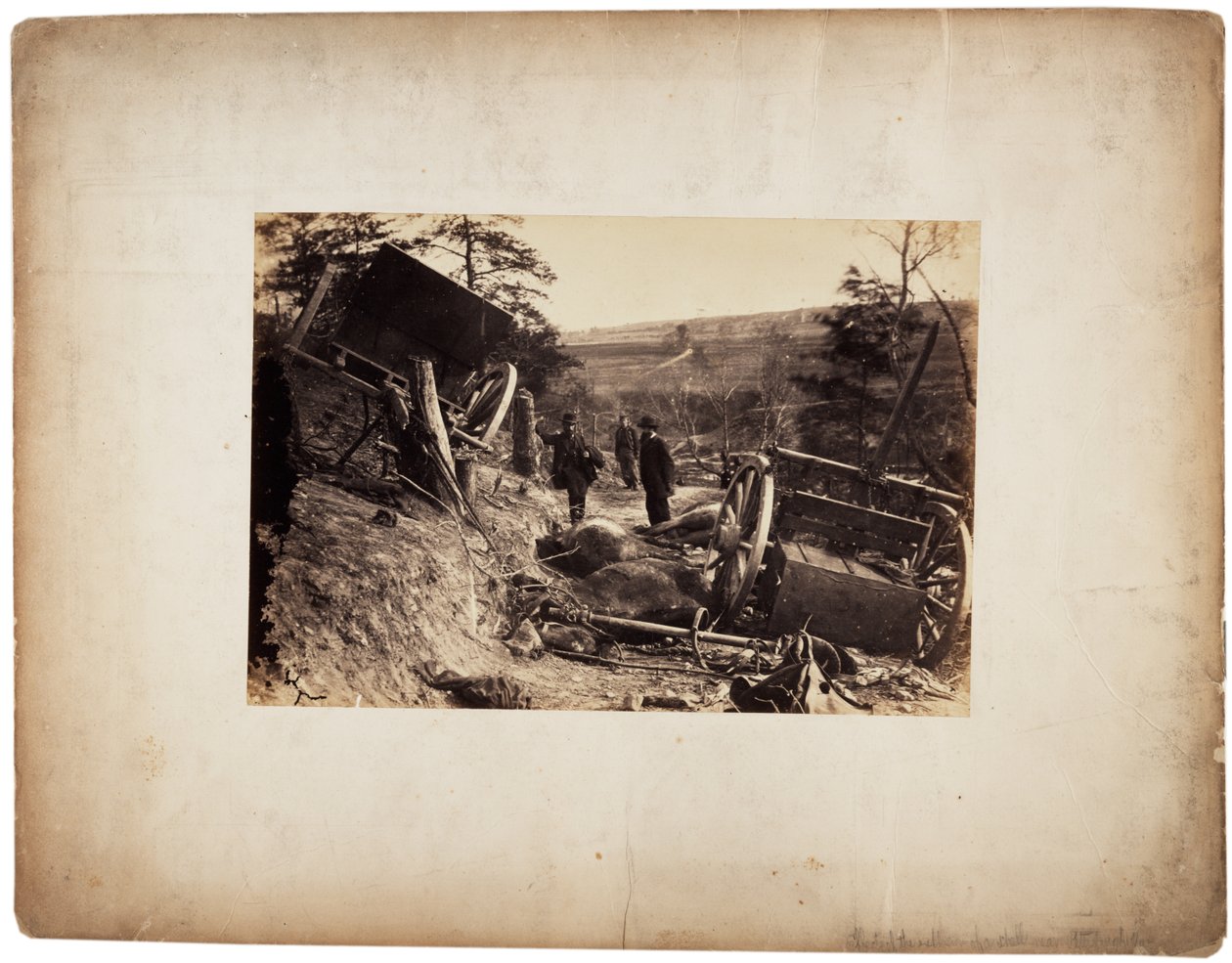 Albumtrykk: Effekt av eksplosjon av skall, nær Fredericksburg, Va., ca. 1862 (sepia-bilde) av Andrew Joseph Russell