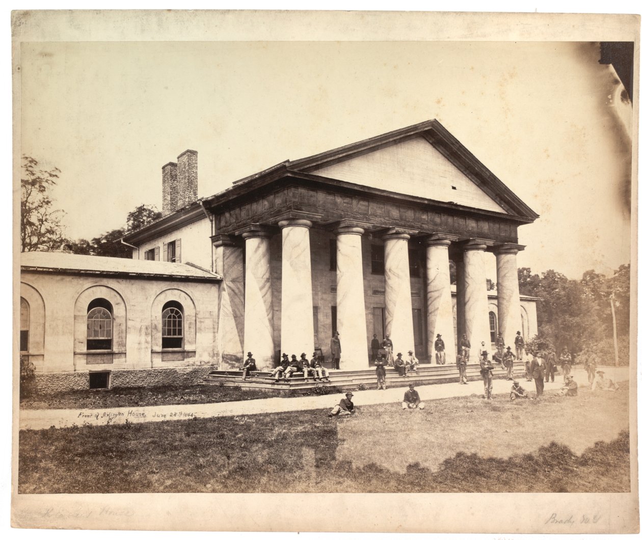 Forsiden av Arlington House, 28. juni 1864 (sepia-bilde) av Andrew Joseph Russell