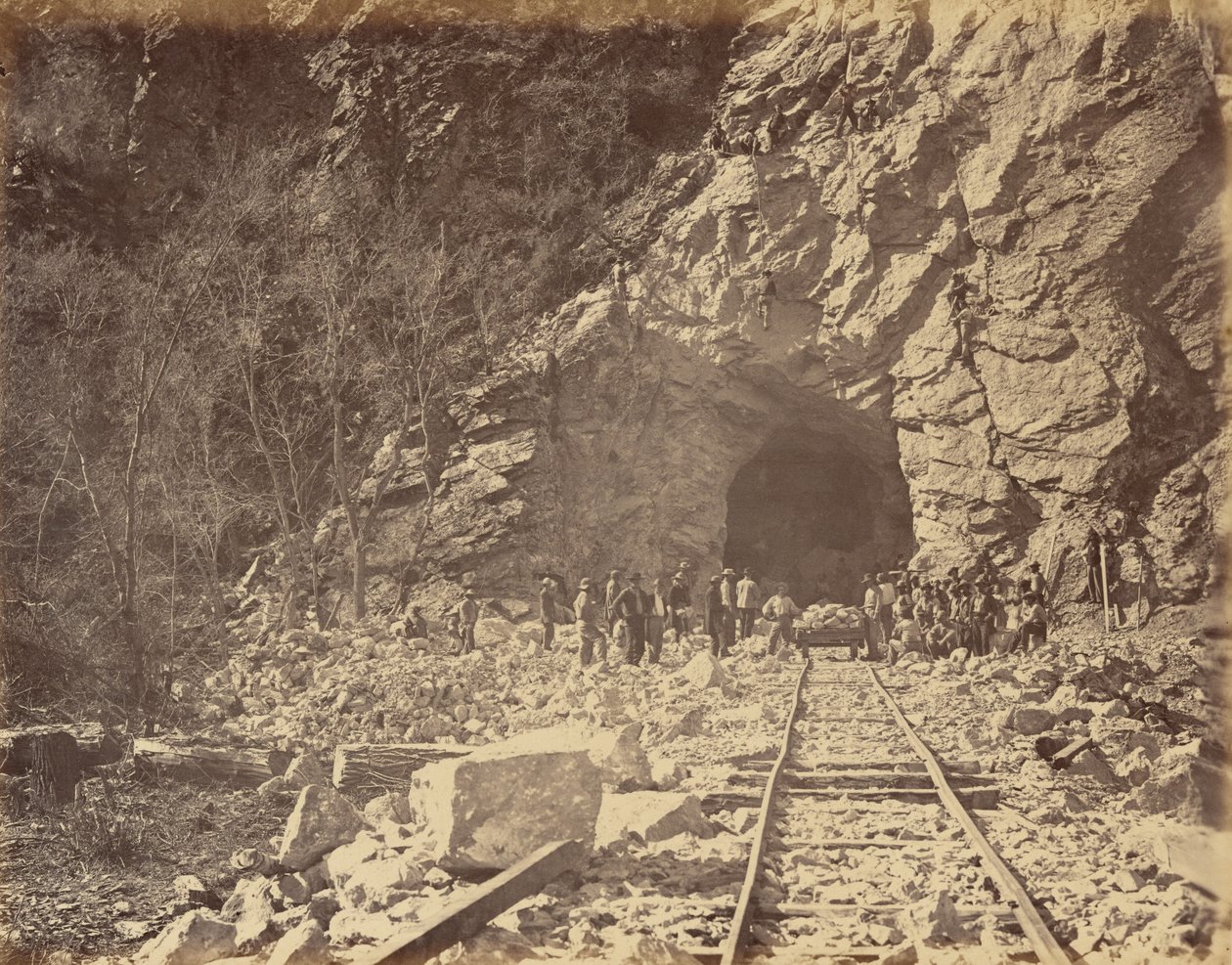 Tavle 39. Østenden av tunnelen, Weber Canon, 1869 (foto) av Andrew Joseph Russell