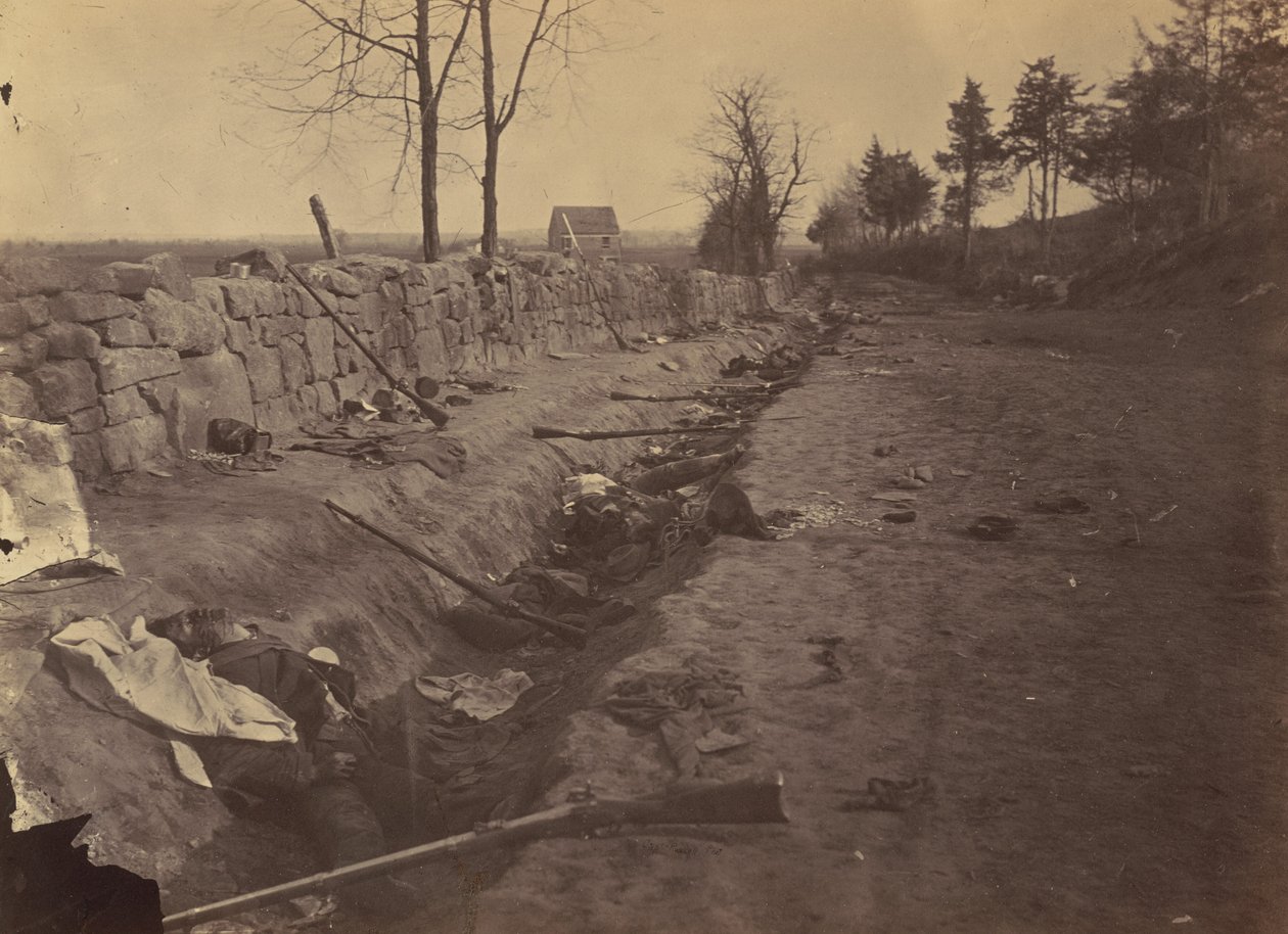 Stone Wall, baksiden av Fredericksburg, med Rebel Dead, 3. mai 1863. av Andrew Joseph Russell