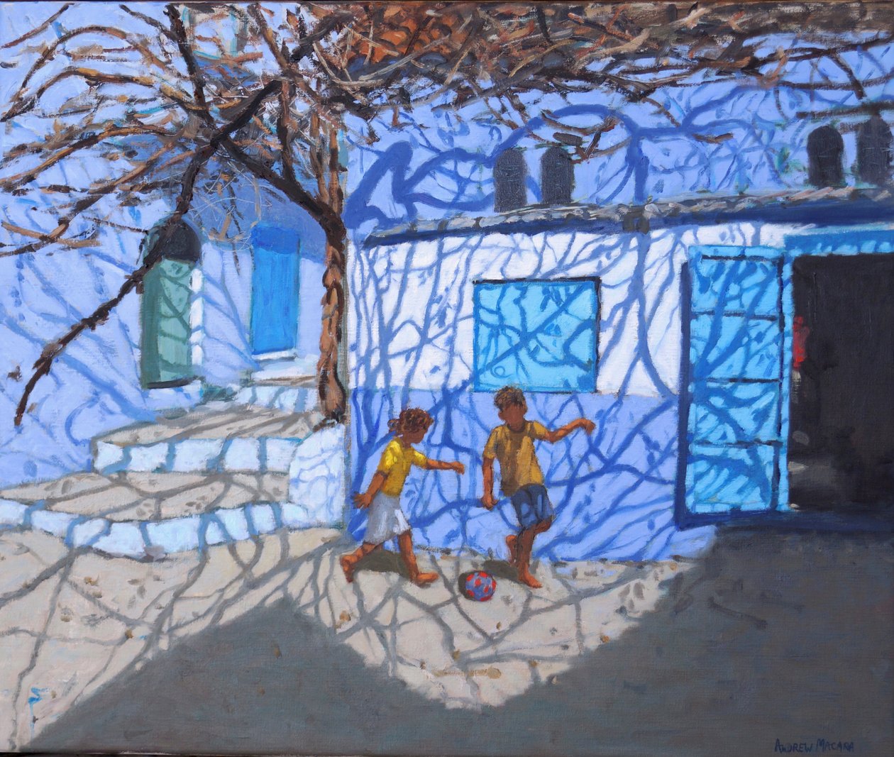 Ballspill på gaten, Chefchaouen, Marokko, 2018, (olje på lerret) av Andrew Macara