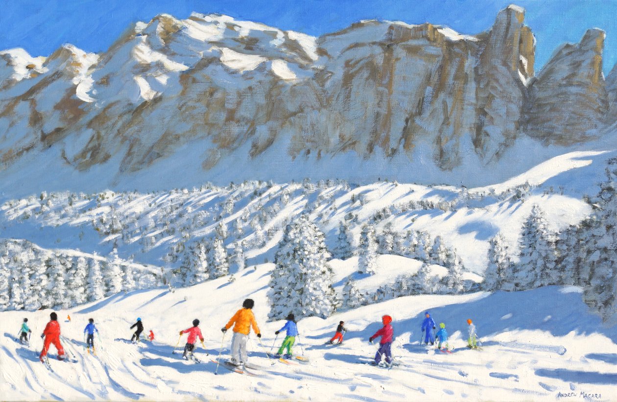 Fargerike skiløpere, Val Gardena, Italia, 2019, (olje på lerret) av Andrew Macara