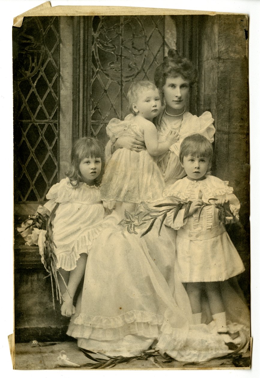 Hertuginne Evelyn og tre barn, ca. 1899 (s/hvitt-bilde) av Thomas Kelly