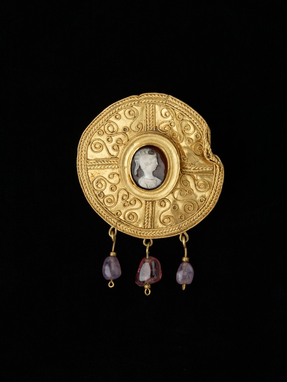 Skivebrosje, fra Benevento, Campania, angelsaksisk, 7. århundre (gull, onyx og ametyst) av Anglo Saxon
