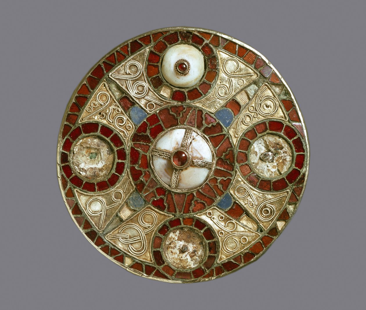 Smykkebrosje med skiver, fra grav 3 i Monkton, Kent, angelsaksisk (gull med granater og skall) av Anglo Saxon