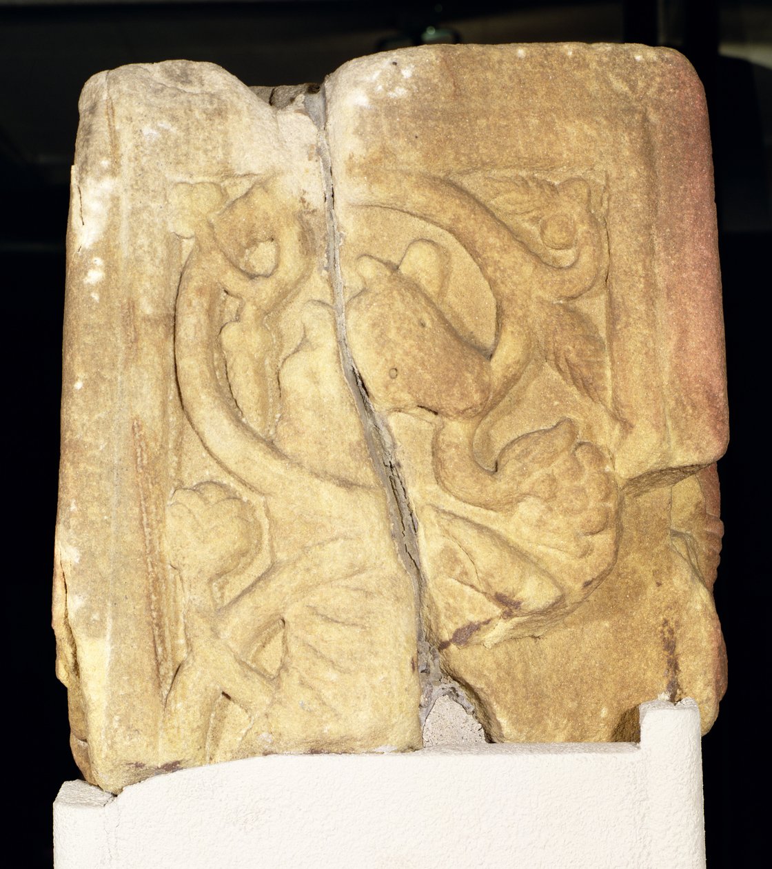 Rothbury Cross-skaftfragment, dekorert med en bebodd rulle, 800-850 e.Kr. av Anglo Saxon