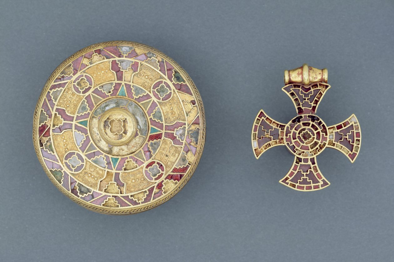 Jeweled anheng kors, fra Ixworth, Suffolk; og skivebrosje med juveler, fra Sarre, Kent, angelsaksisk (gull, sølv, granater og skall) av Anglo Saxon