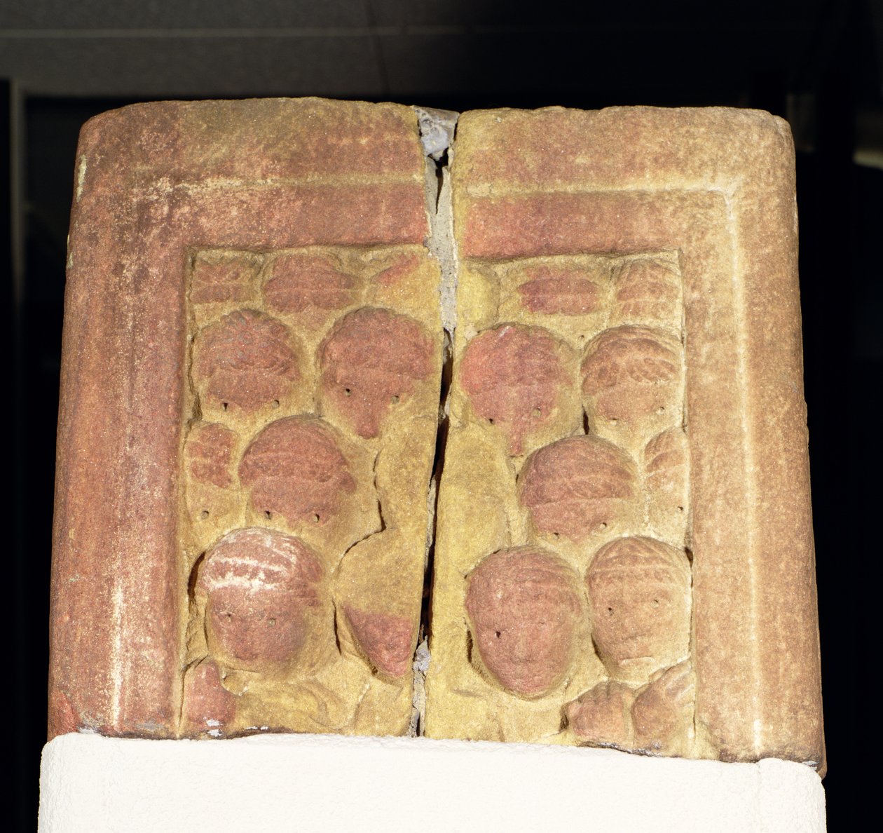 Rothbury Cross-skaftfragment som viser en publikumsscene, 800-850 e.Kr av Anglo Saxon