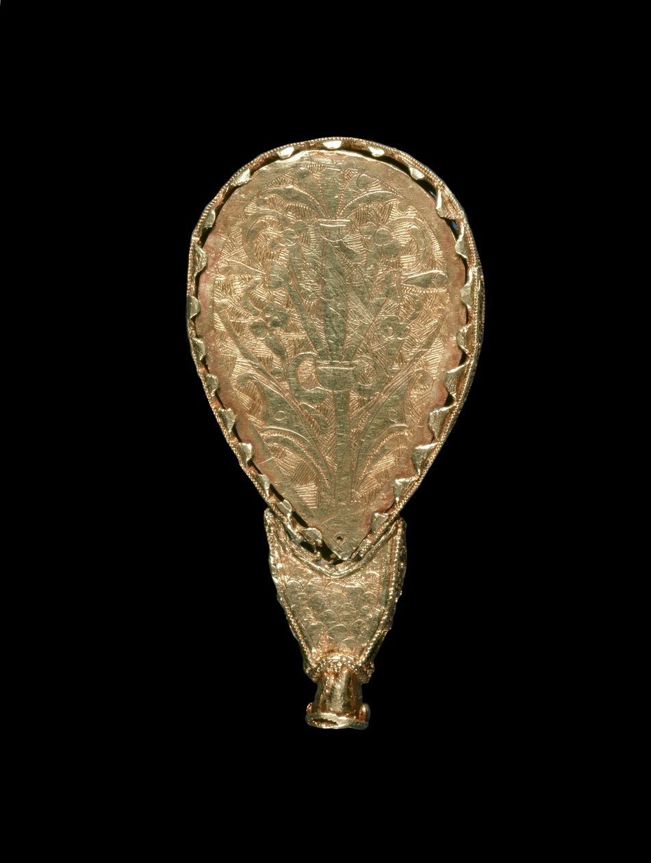 Alfred Jewel (gull, bergkrystall og emalje) (revers) (for forside se 100551) av Anglo Saxon