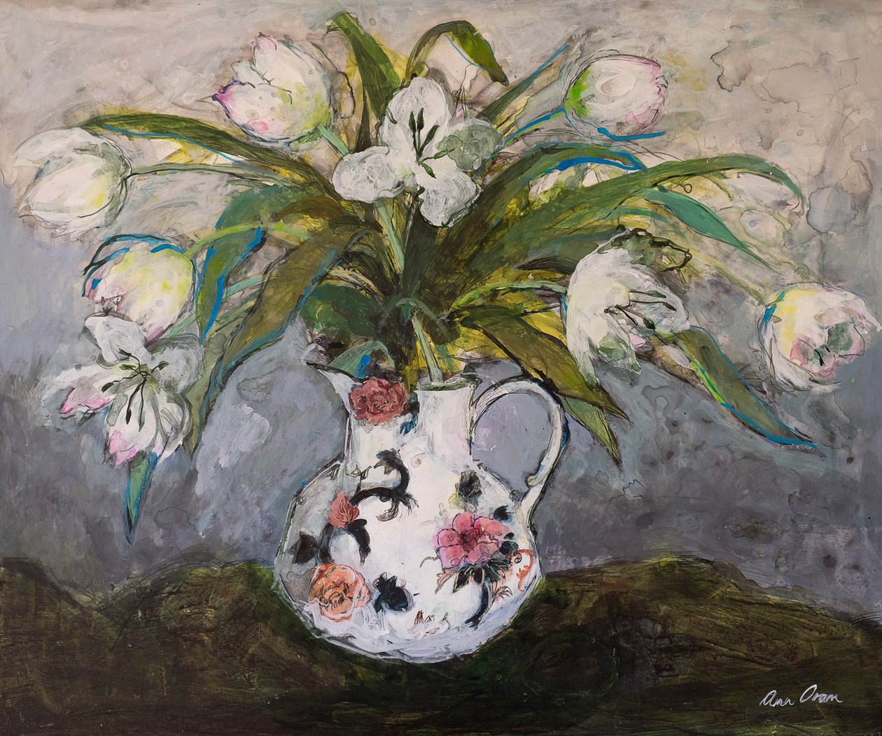 Hvite tulipaner i en jernsteinmugge, 2019 (akryl) av Ann Oram