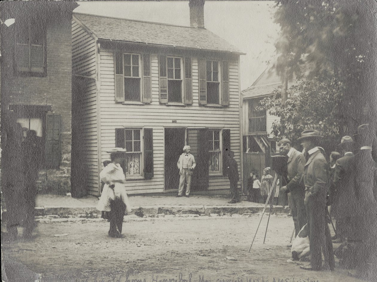 Samuel Clemens (Mark Twain) i døråpningen til hjemmet hans i Hannibal, Missouri av Anna M. Schnitzlein