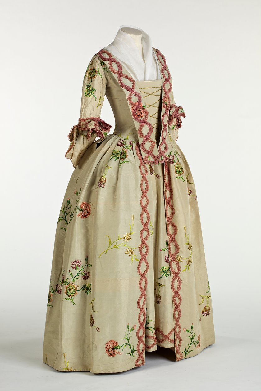 Kjole og underkjole i elfenben eller beige brokadet Spitalfields silke, ca. 1740-60 (silke) av Anna Maria Garthwaite